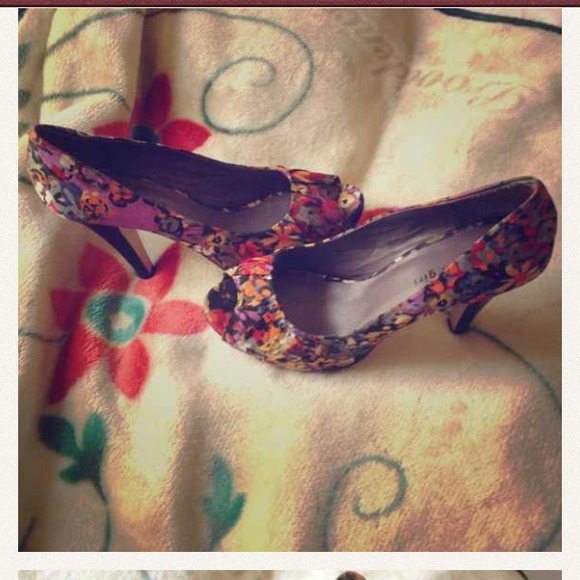 BUNDLE FOR @jmpickell FLOWER PUMPS/RED JACKET