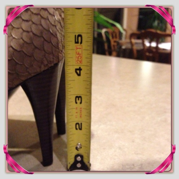 CALVIN KLEIN shoes. - Picture 3 of 4