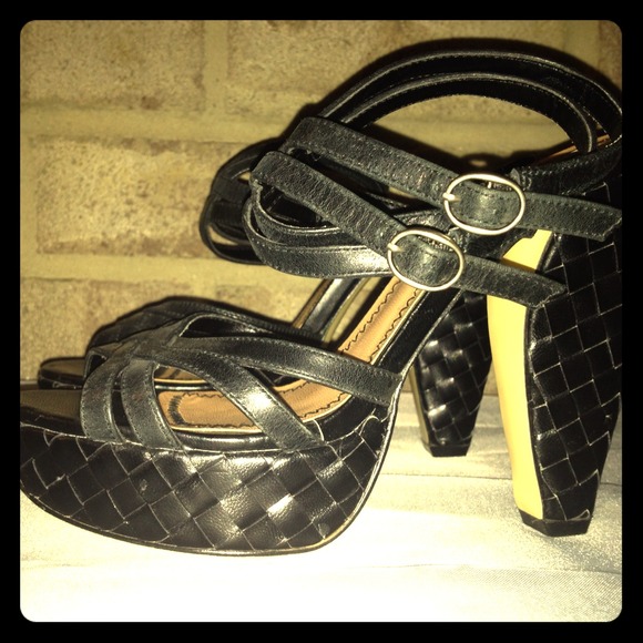 Black basket weave platform sandals!!