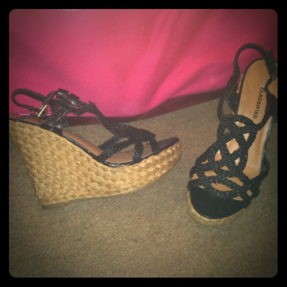 Strappy wedges ! Black very cute for summer !