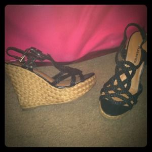 Strappy wedges ! Black very cute for summer !