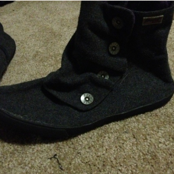 Gray boots and gold billabong tote