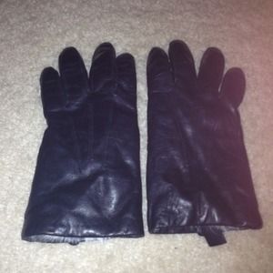 Genuine leather gloves lined with fur