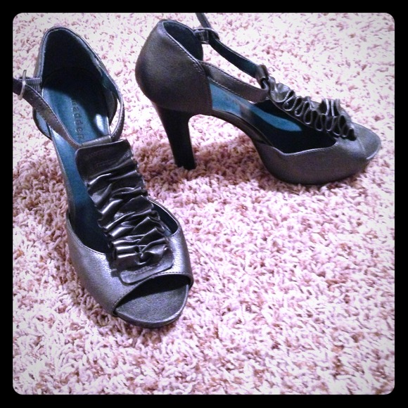 💋SOLD💋 Gray ruffled heels