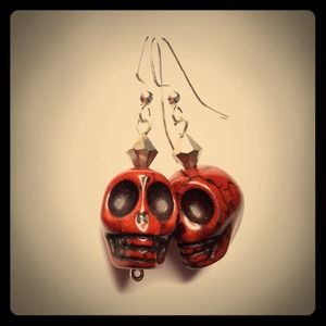 New Howlite skull bead silver tone earrings💀