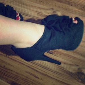 Cathy Jean -black peep toe heels!
