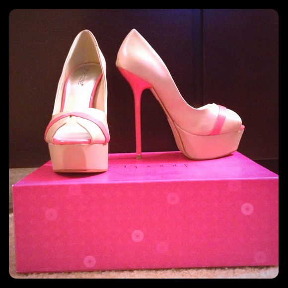 ShoeDazzle Nude/Pink Heels