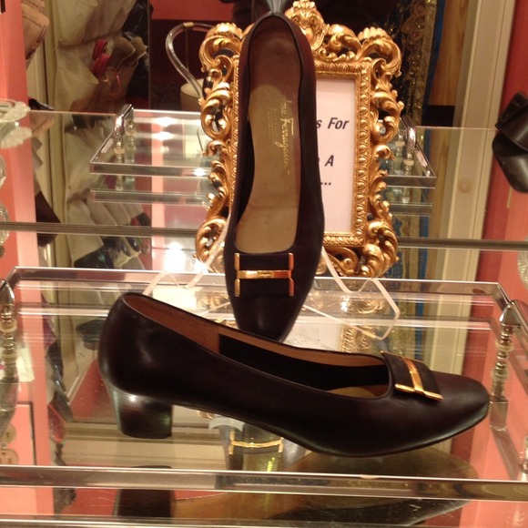 Good all leather Ferragamo bow toe