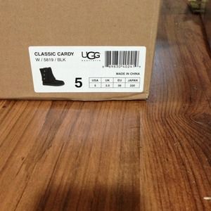 🎀🎀NEED TO SELL🎀🎀 Ugg classic cardy - black