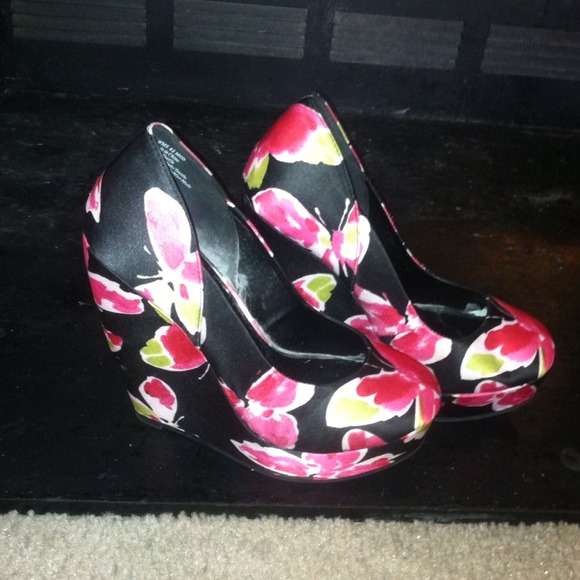 Shoes - Picture 2 of 3