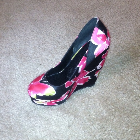 Shoes - Picture 3 of 3
