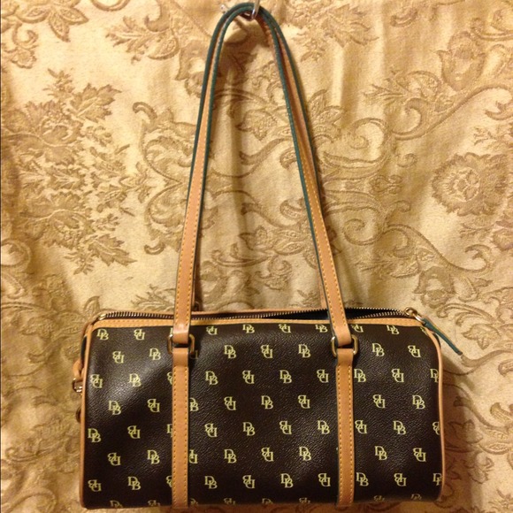 💯 Authentic Dooney & Bourke Classic Barrell Bag