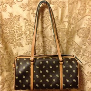 💯 Authentic Dooney & Bourke Classic Barrell Bag