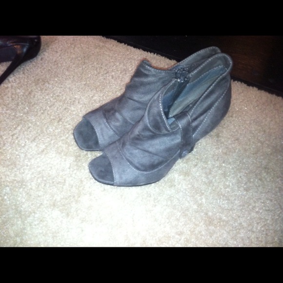 Shoes - Picture 2 of 3