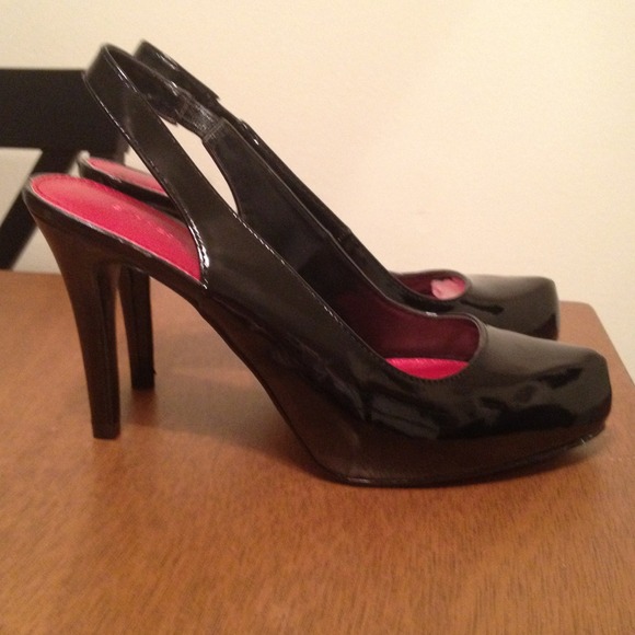 Sexy Black Express Heels - Picture 2 of 3