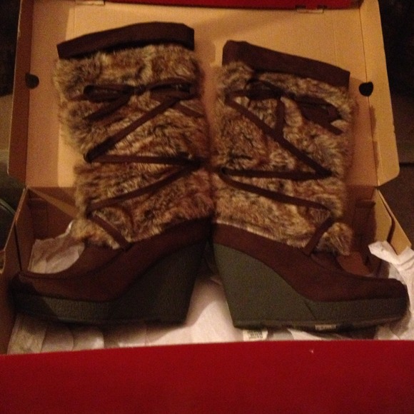 REDUCED. Brown wedge furry boots. Mid calf - Picture 1 of 4