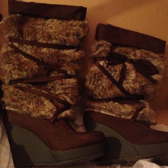 REDUCED. Brown wedge furry boots. Mid calf - Picture 4 of 4