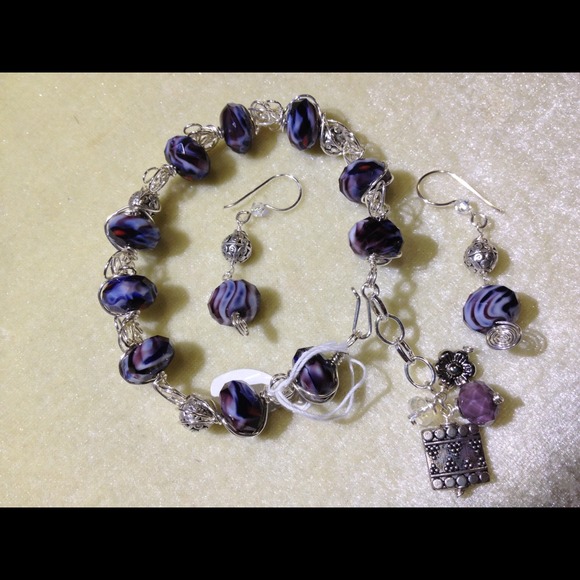 Juego de pulsera y zarcillos..