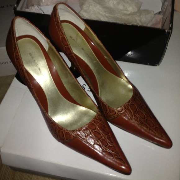 Bandolino cognac croc pumps