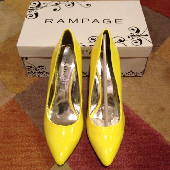 ⛔SOLD in Bundle Neon Citron Pumps - Picture 2 of 4