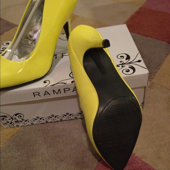 ⛔SOLD in Bundle Neon Citron Pumps - Picture 3 of 4