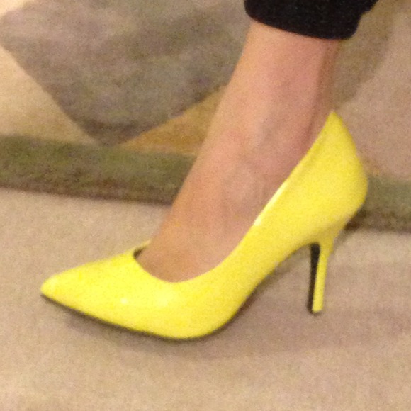 ⛔SOLD in Bundle Neon Citron Pumps - Picture 4 of 4