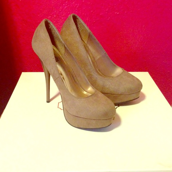 Nude pumps