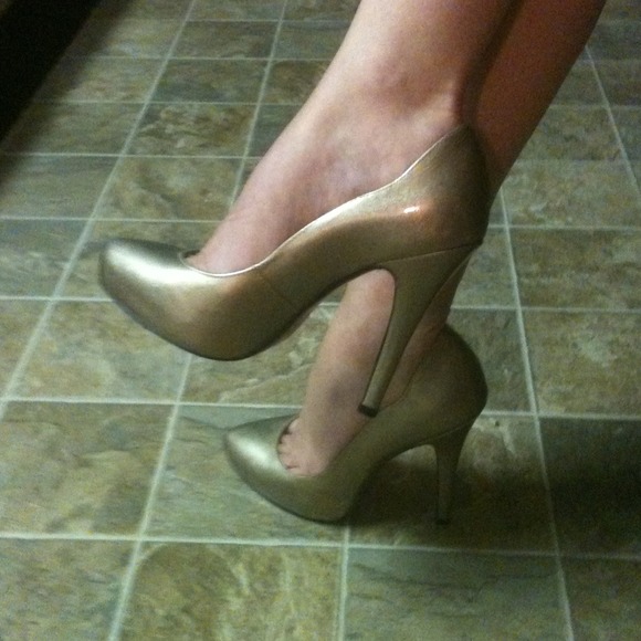 Steve Madden Gold Glossy Metallic Heels