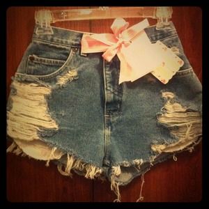 Extreme distressed high waist shorts
