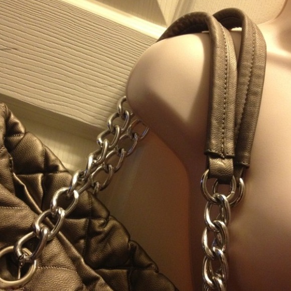 🚫SOLD Chic and Classy metallic silver XL purse - Picture 3 of 4