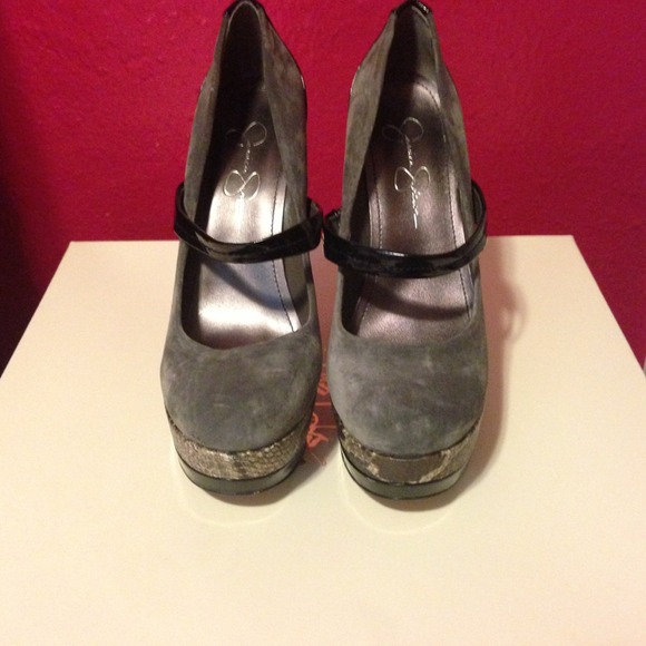 Snake grey pumps