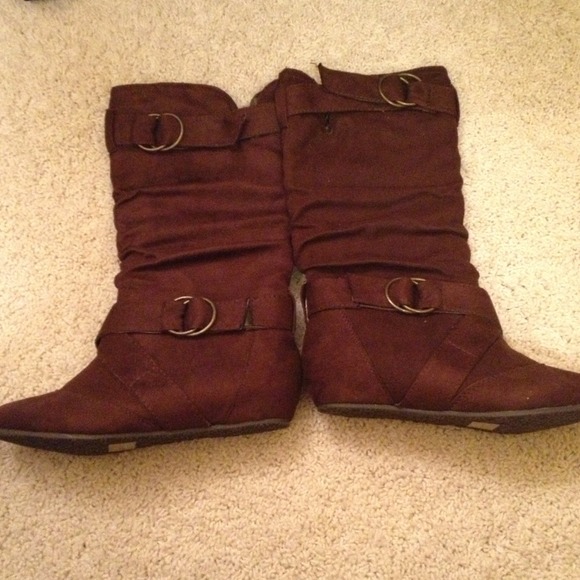 Size 7 suede brown boots never worn