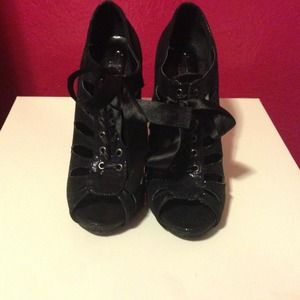 Black laced pumps