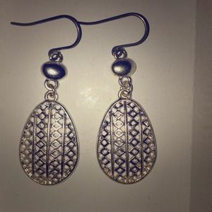 💥Bundle Trade💥Silver dangle earrings and wallet.