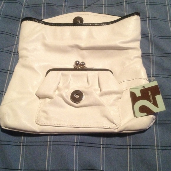 🚫SOLD🚫 White envelope clutch w/black piping - Picture 2 of 4