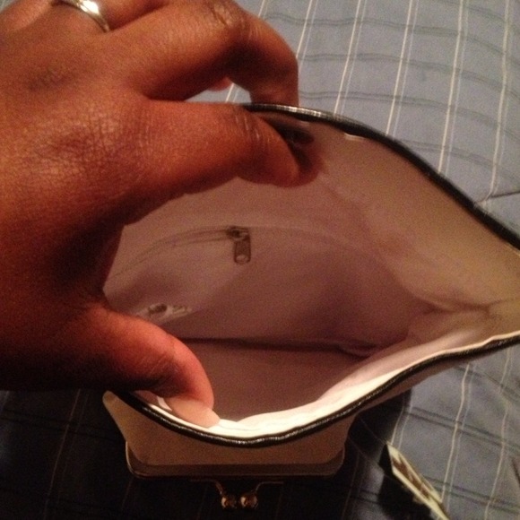 🚫SOLD🚫 White envelope clutch w/black piping - Picture 3 of 4