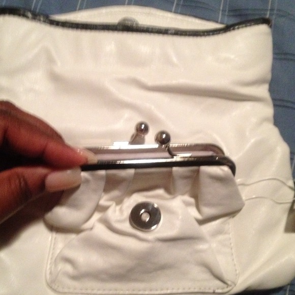 🚫SOLD🚫 White envelope clutch w/black piping - Picture 4 of 4