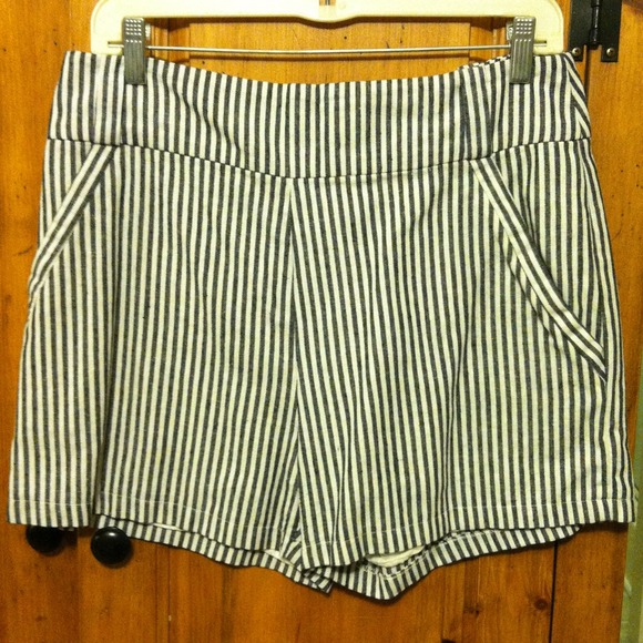 💋Sexy pin striped shorts