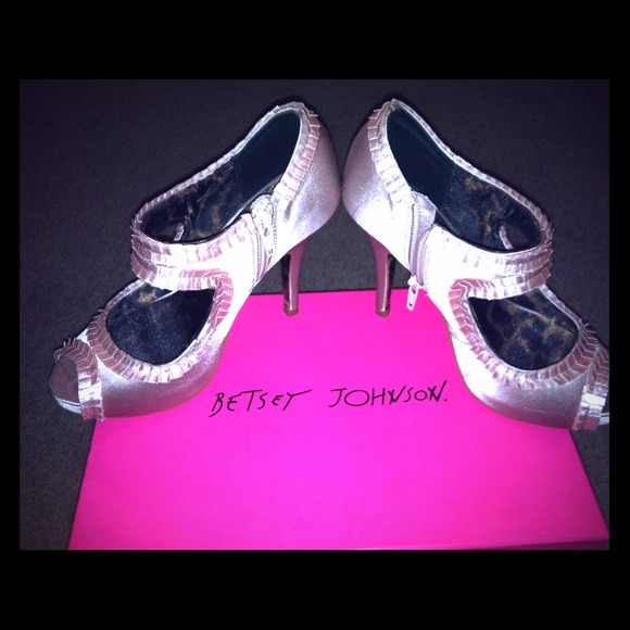❤️❤️REDUCED❤️❤️ Powder Pink Heels