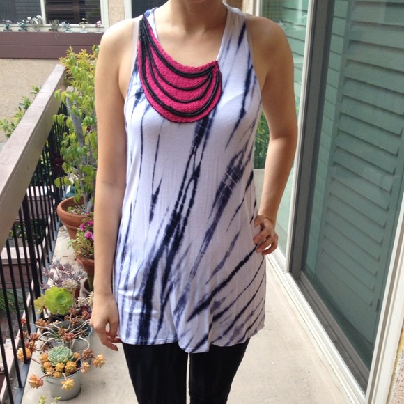 T bags tank with pink neck appliqué