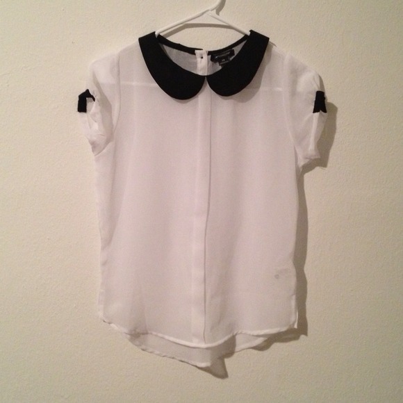 ❌❌SOLD in bundle❌❌NWOT Peter Pan collar top - Picture 2 of 4