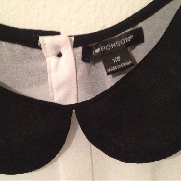 ❌❌SOLD in bundle❌❌NWOT Peter Pan collar top - Picture 3 of 4