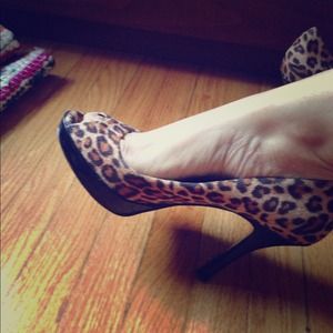 Guess platform peep toe leopard print pumps
