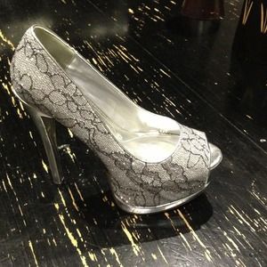 Women's silver sparkly pump