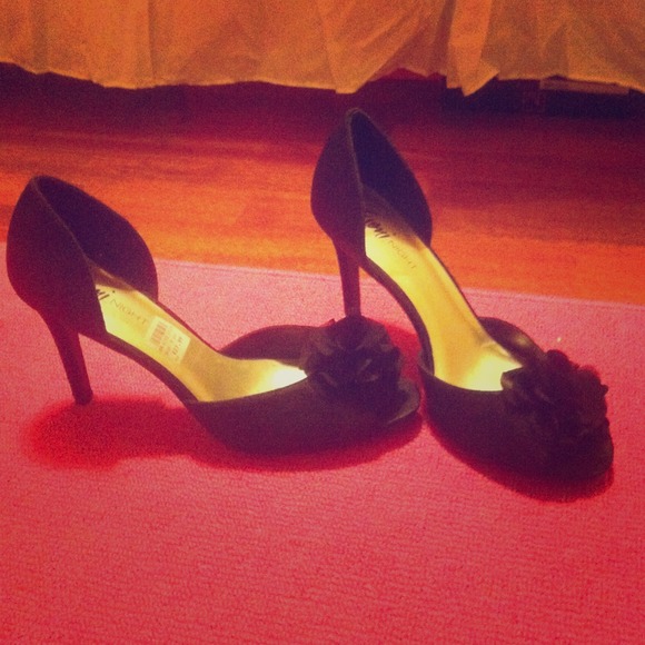 Black party heels with flower - Picture 1 of 3