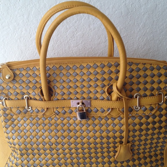 💛💛Big Yellow Purse💛💛No Trades Just Reduce