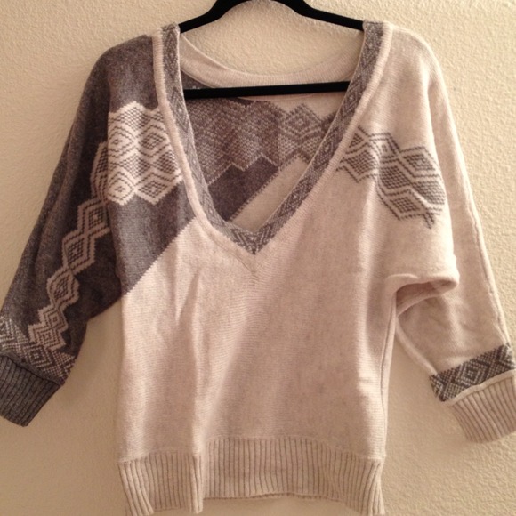 π«Bundledπ«Ecote Abstract Low Back Sweater - Picture 2 of 3