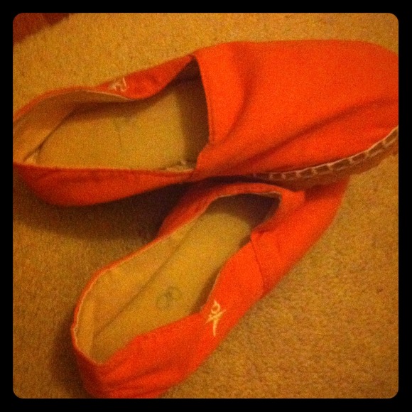 ⛔SOLD jv2013- ⛔Orange canvas shoes. Size 8