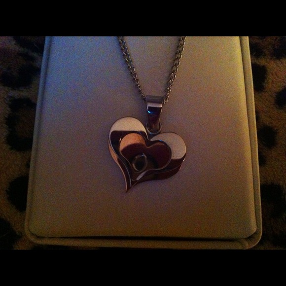 💕 Heart Necklace 💕 - Picture 3 of 4