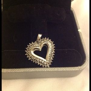 14 kt white gold w/ diamond heart pendant